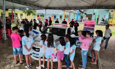 Comunidade do Santa Cecília recebe ação social da Polícia Militar