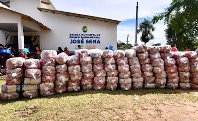 Governo doa mais de 900 peças de roupa em comunidades de Mâncio Lima