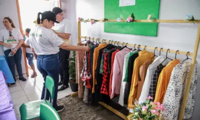 Mailza leva doações do Juntos pelo Acre e Guarda-Roupa Social para famílias no Juruá