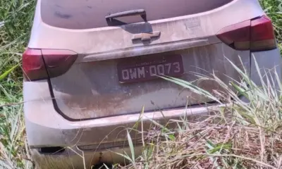 Carro cai em ribanceira após bater em buraco e volante se soltar na BR-364