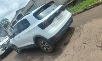 PM recupera carro roubado; veículo estava abandonado em estrada