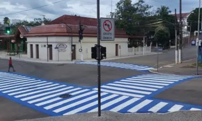 Faixas de pedestres são revitalizadas com pintura azul e branco na capital