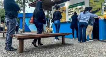 Queda de temperatura movimenta a Praça com filas por tacacá