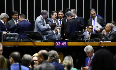 Câmara enfrenta STF e aprova texto para tentar barrar ação contra Bolsonaro e acusados de golpe