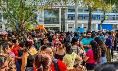 Professores paralisam atividades e protestam por reajuste e melhorias