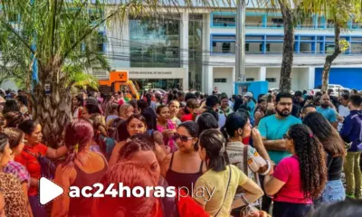 Profissionais da educação fazem paralisação e protestam por reajustes e direitos
