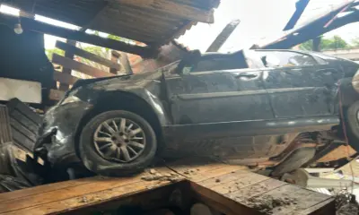 No Acre, carro invade churrascaria em horário de pico e causa desespero