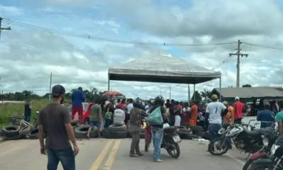 Moradores de Feijó bloqueiam BR-364 em protesto por melhorias na saúde