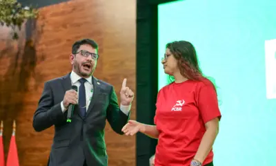 Mulher sobe no palco e interrompe governador no GCF: “diálogo está aberto”, diz Gladson