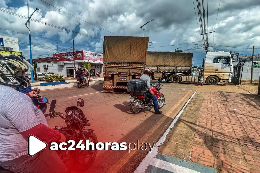 Carreta quebra e interdita parcialmente a rodovia AC-40 em Rio Branco