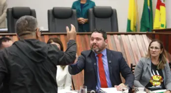 Secretário e presidente de bairro batem-boca em audiência na Aleac: “você é um mentiroso”