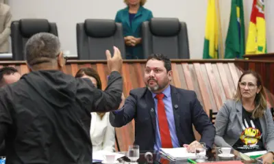 Secretário e presidente de bairro batem-boca em audiência na Aleac: “você é um mentiroso”