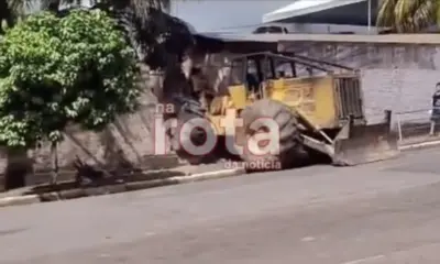 Trator se solta de carreta e invade terreno de casa no bairro do Bosque