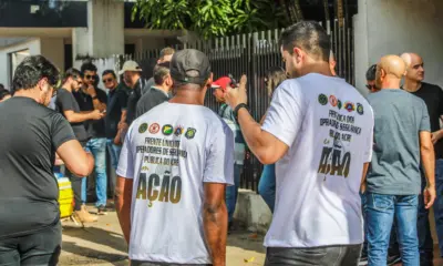 Policiais e bombeiros fazem protesto em frente à Casa Civil em busca de valorização