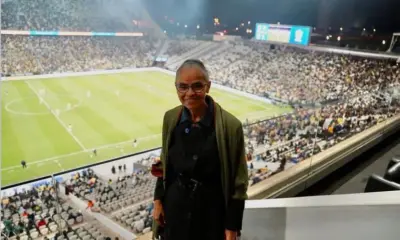 Seleção Feminina de Futebol homenageia Marina Silva após ataques no Senado