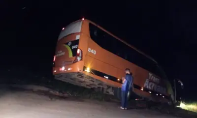 Ônibus sofre pane e quase tomba após passar por buraco na BR-364