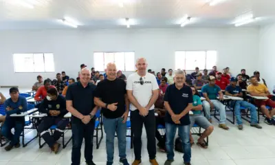 Zé Adriano participa do lançamento de curso de operador de máquinas pesadas em Sena