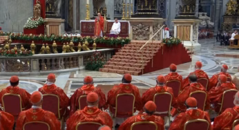Missa na Basílica de São Pedro inicia conclave que escolherá o papa