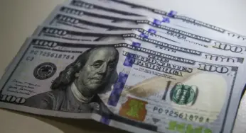 Dólar cai para R$ 5,66 após suspensão de tarifas de Trump