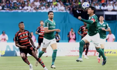Flamengo vence Palmeiras e encosta na liderança do Brasileirão