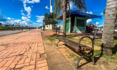 Bancos são depredados e postes arrancados para roubo de fios em praça da Gameleira