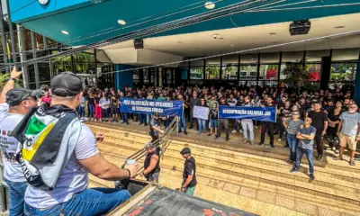 Manifestação de policiais civis, militares, penais e bombeiros chega à Aleac