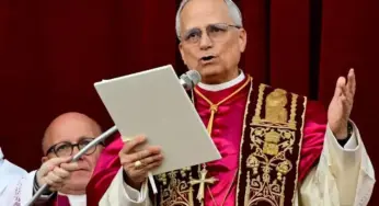 Papa Leão XIV canta oração “Regina Caeli” na Praça São Pedro