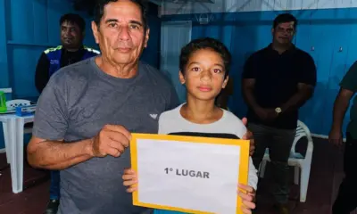 Criança de 11 anos vence concurso de imitação de galo no Acre