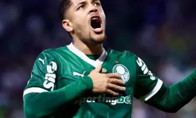 Vitor Roque marca no fim, Palmeiras bate São Paulo e vira líder isolado
