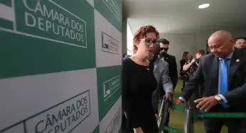 Moraes oficializa pedido de extradição de Carla Zambelli