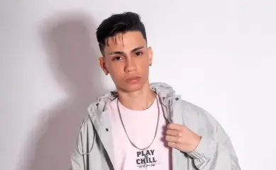 Dono do hit “Santinha” e ícone do Noiadance, Felipe Morais faz shows no Acre