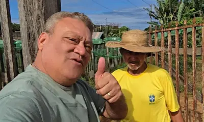 Reciclador de 76 anos chama atenção com cerca feita de garrafas PET em Senador Guiomard