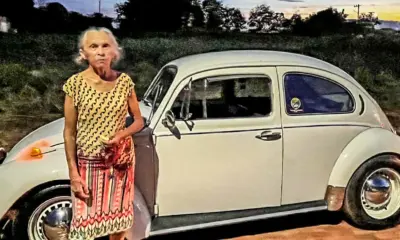 Sonho realizado: aos 81 anos, moradora de Senador Guiomard passeia de Fusca pelas ruas da cidade