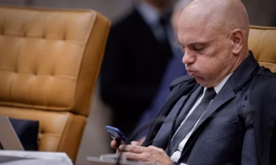 Moraes acha que Bolsonaro acabou com a vida dele, diz Cid em mensagem