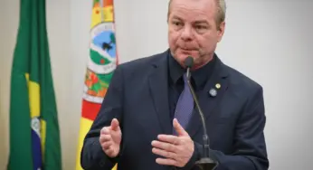 Longo vê como “verdadeiro absurdo” aumento de cadeira no Congresso
