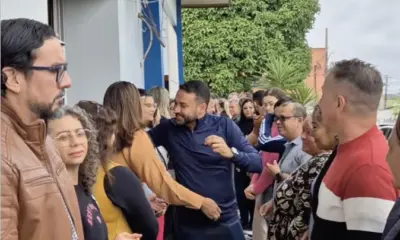 Servidores recebem Aberson com abraços na sede da Secretaria de Educação