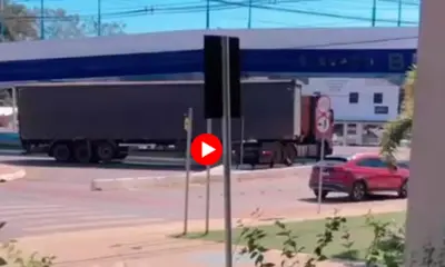 Caminhão “entala” ao tentar passar sob elevado e gera caos no trânsito