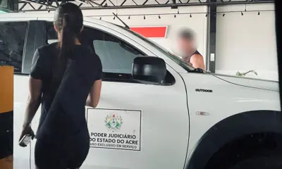 Veículo do TJ-AC é flagrado em uso particular em supermercado e investigação é iniciada