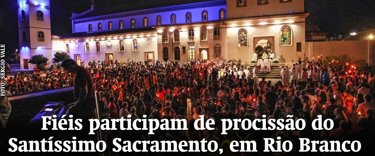 Fiéis participam de procissão do Santíssimo Sacramento, em Rio Branco
