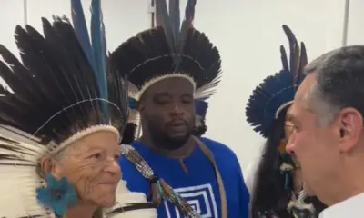 Barroso prestigia Festival de Parintins e é cobrado sobre julgamento do marco temporal