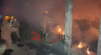 Incêndio atinge terreno baldio próximo a residências em Rio Branco