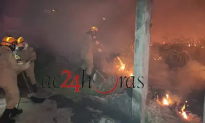 Incêndio atinge terreno baldio próximo a residências em Rio Branco