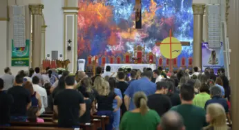 Missa de sétimo dia por Juliana Chaar reúne familiares e amigos em clamor por justiça