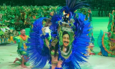 Porta-estandarte do Boi Caprichoso presta homenagem a Chico Mendes no Festival de Parintins