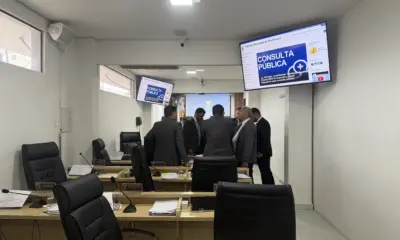 Vereadores suspendem sessão para discutir cortes de gastos na Câmara