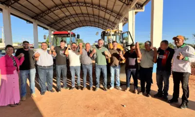 Deputado Roberto Duarte entrega equipamentos agrícolas em Acrelândia