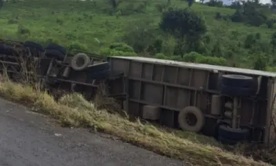 Carreta tomba em comunidade na BR-364, região de Tarauacá