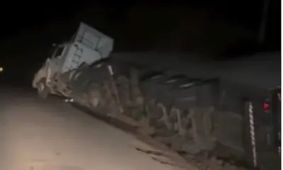 Caminhão tomba na BR-364, em Tarauacá