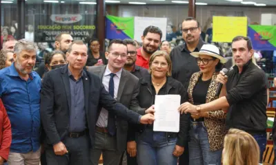 Servidores entregam pauta com reajuste salarial e auxílio de R$ 1 mil ao governo