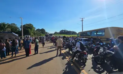 Produtores bloqueiam rodovia entre Rio Branco e Senador Guiomard